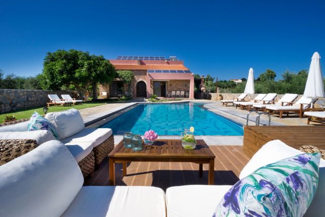 villa with private pool 1