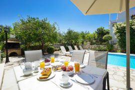 Villa Melini, Sfakaki, dining table outdoor 1